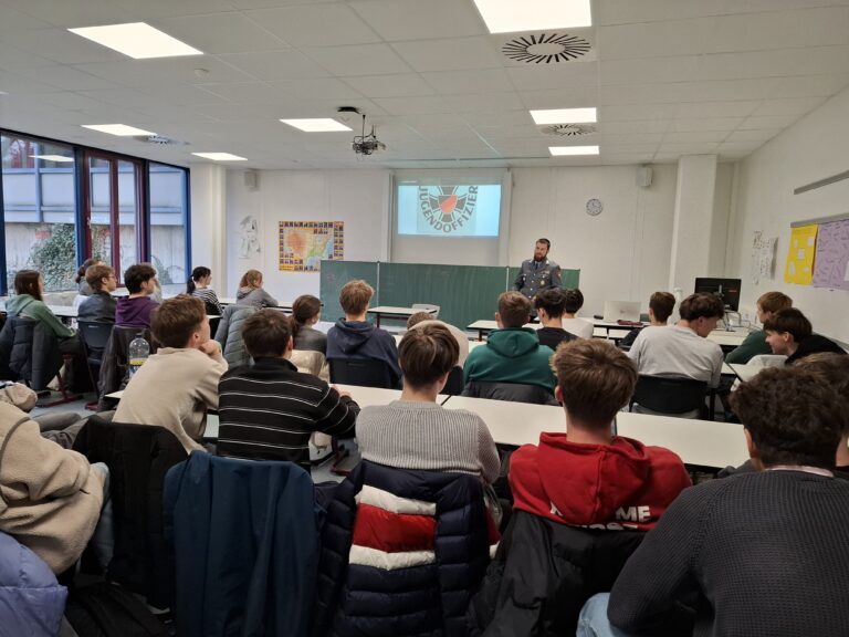 Politische Bildung: Jugendoffizier der Bundeswehr hält Vortrag in Klasse 12