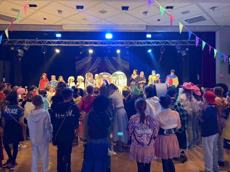 Unterstufenfasching: Bunte Kostüme, gute Laune und jede Menge Spaß