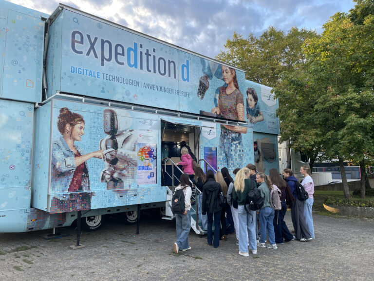 Besuch des ‚expedition d-Trucks‘ am EWG: KI, Robotik und Virtual Reality zum Ausprobieren